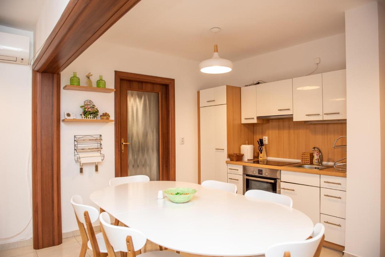 Classic Apartment Near The City Center Cluj-Napoca Exterior photo